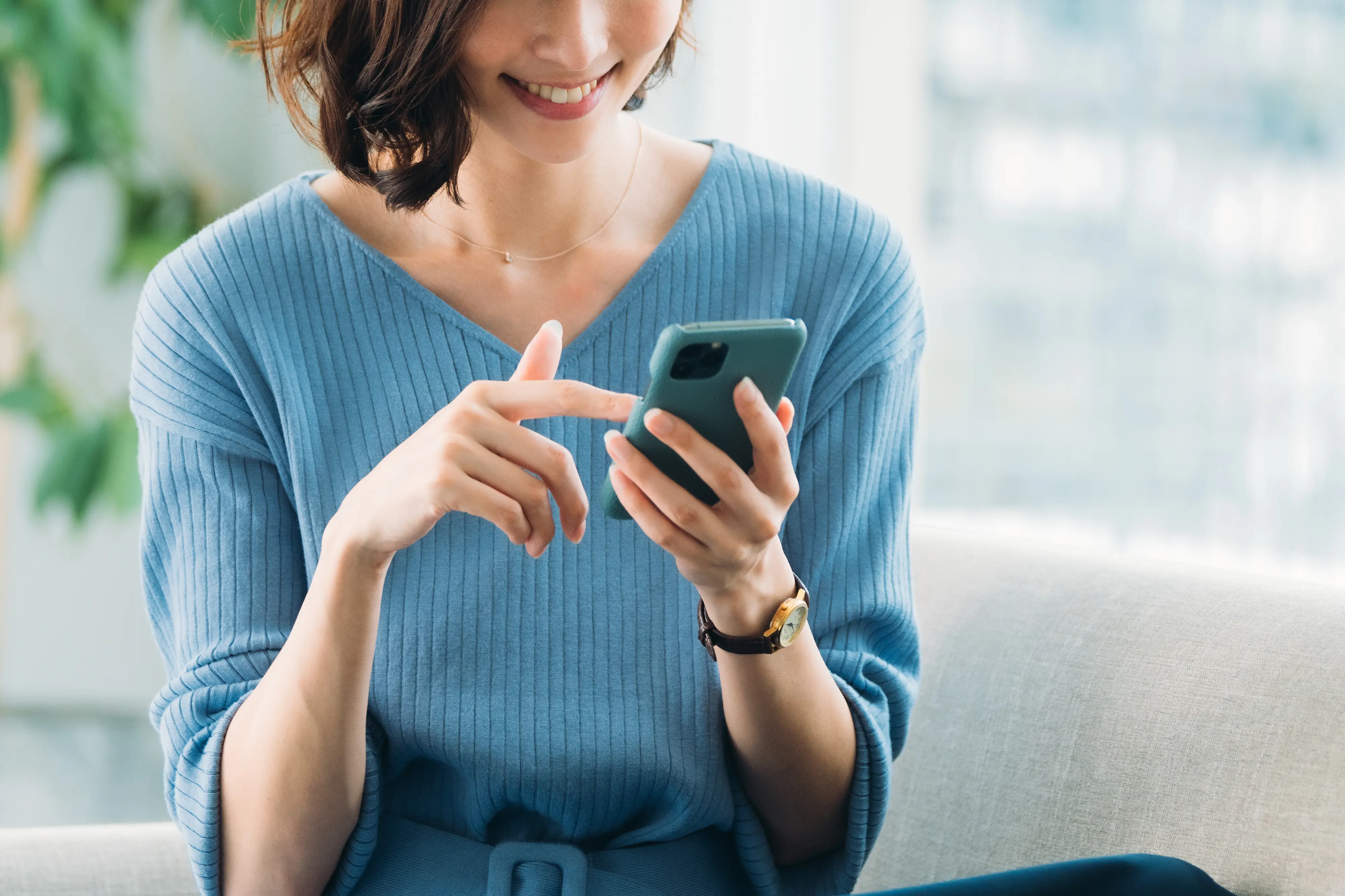 スマホを操作している女性