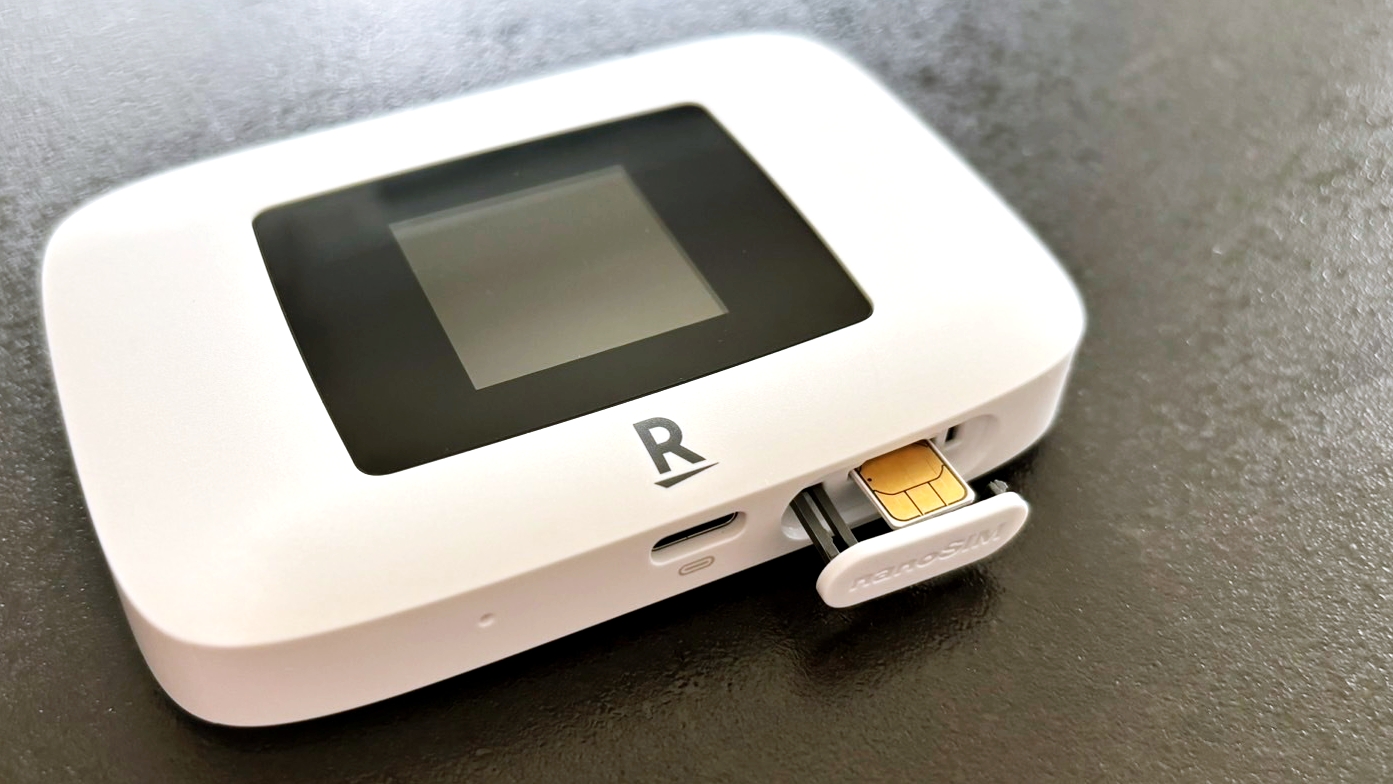 Rakuten WiFi Pocket PlatinumにnanoSIMを差し込む様子