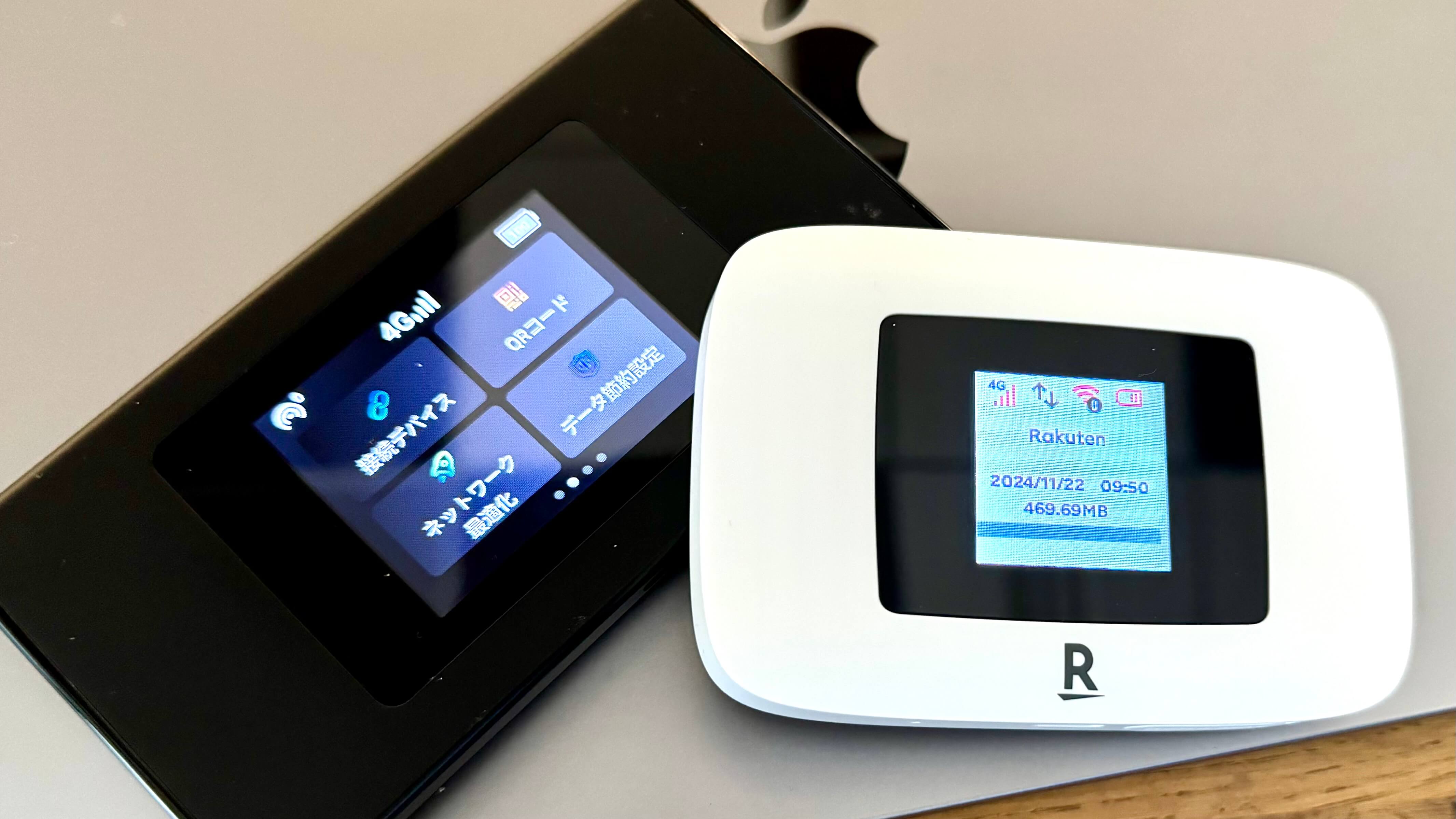 左：契約なしで使える「リチャージWiFi（MR-1）」、右：データ無制限で月額料金最安の「楽天モバイル」