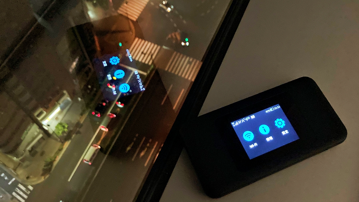 都内マンション16FでSpeed Wi-Fi DOCK 5G 01を使用する編集部員