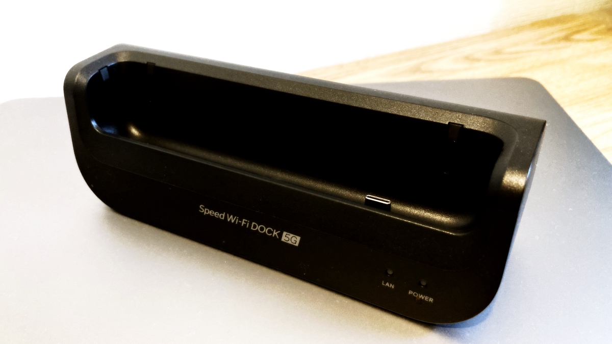 Speed Wi-Fi DOCK 5G 01のクレードル
