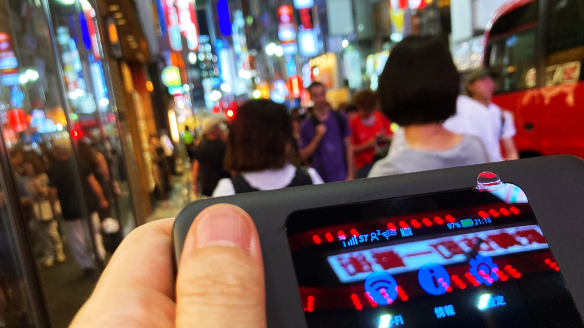 Speed Wi-Fi DOCK 5G 01を夜の歌舞伎町で使用する編集部員