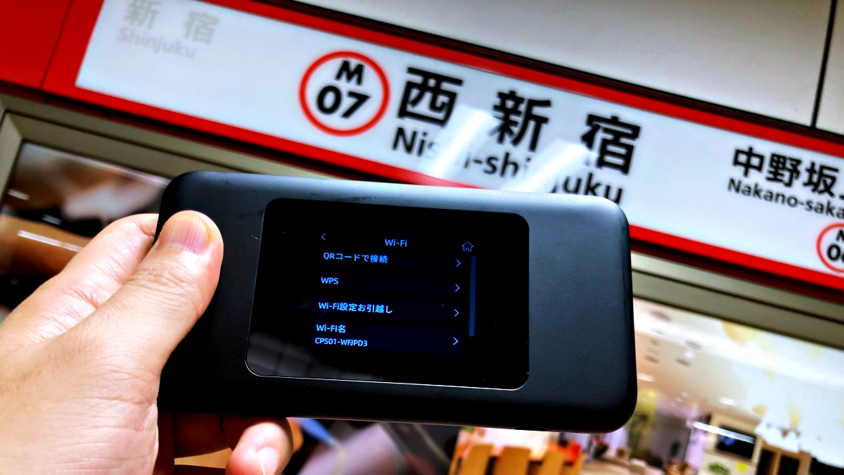 地下鉄駅にてSpeed Wi-Fi DOCK 5G 01を使用する編集部員